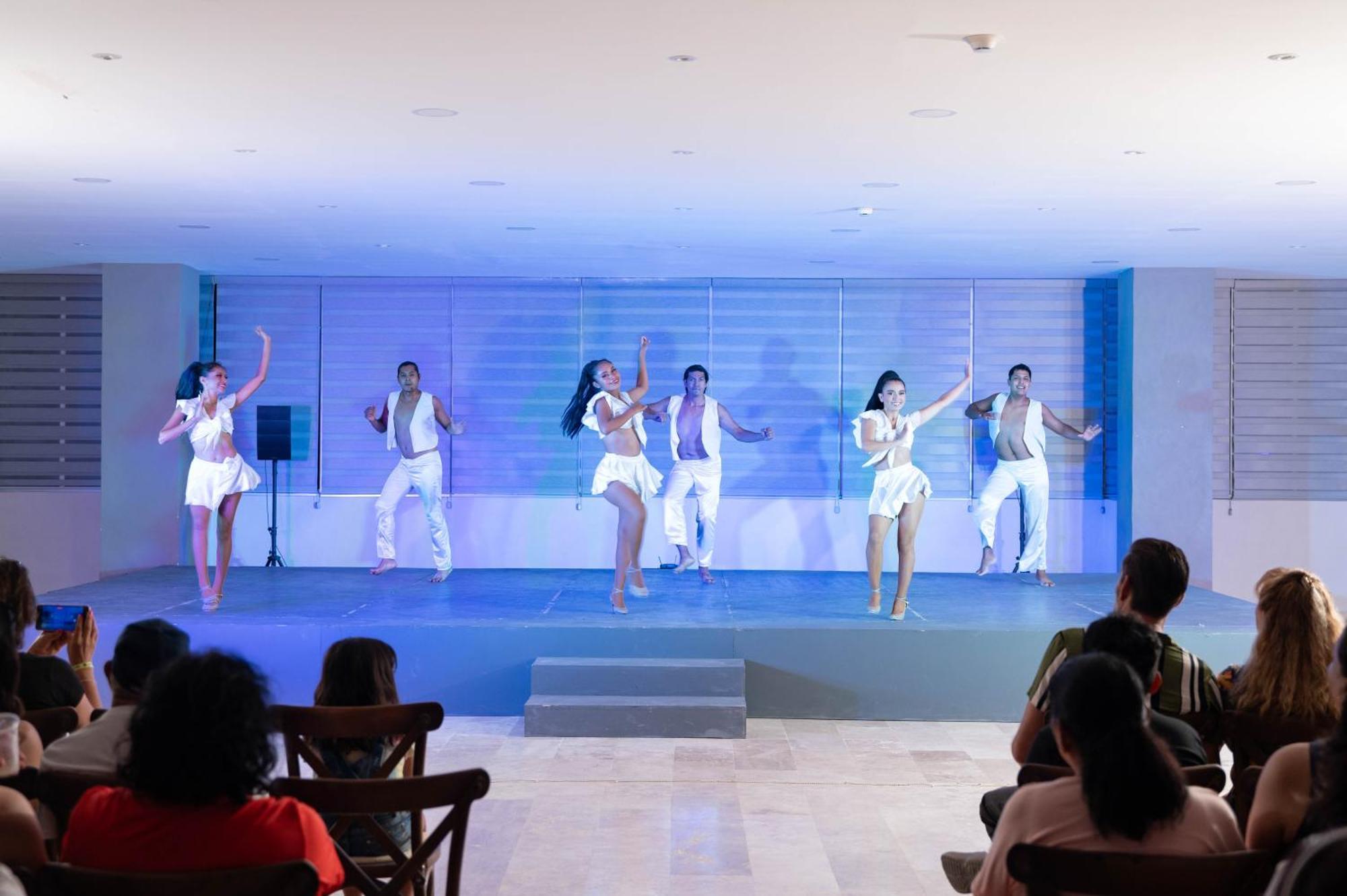 Ritz Acapulco All Inclusive מראה חיצוני תמונה Entertainment at a resort
