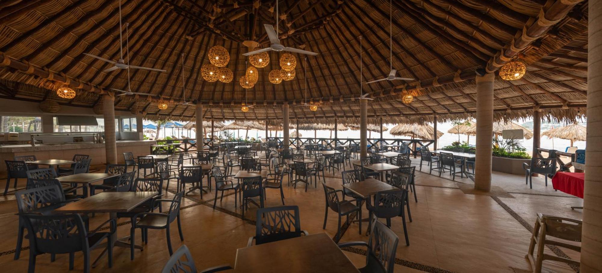 Ritz Acapulco All Inclusive מראה חיצוני תמונה The interior of the buffet at the Grand Palladium Hotel