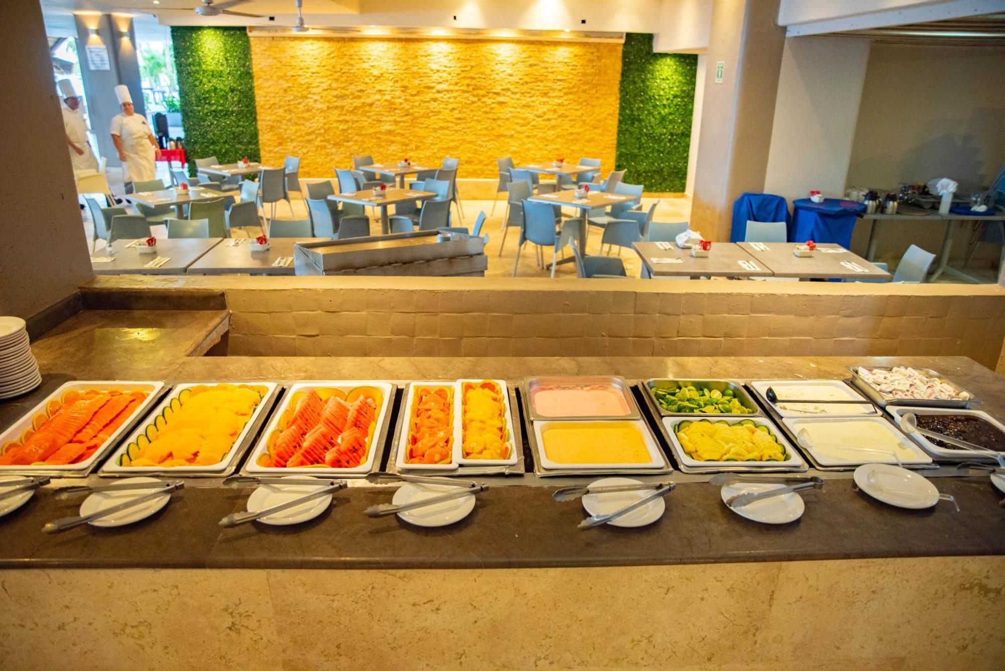 Ritz Acapulco All Inclusive מראה חיצוני תמונה A buffet at a hotel