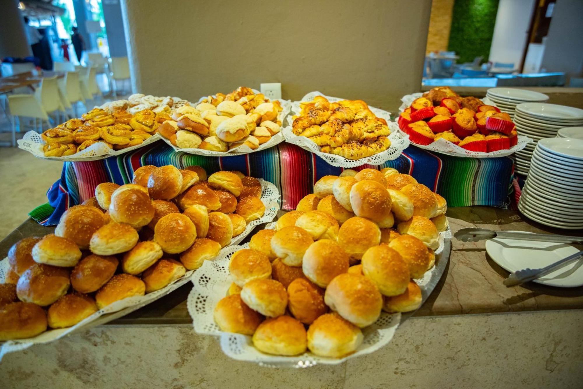 Ritz Acapulco All Inclusive מראה חיצוני תמונה Buns and pastries