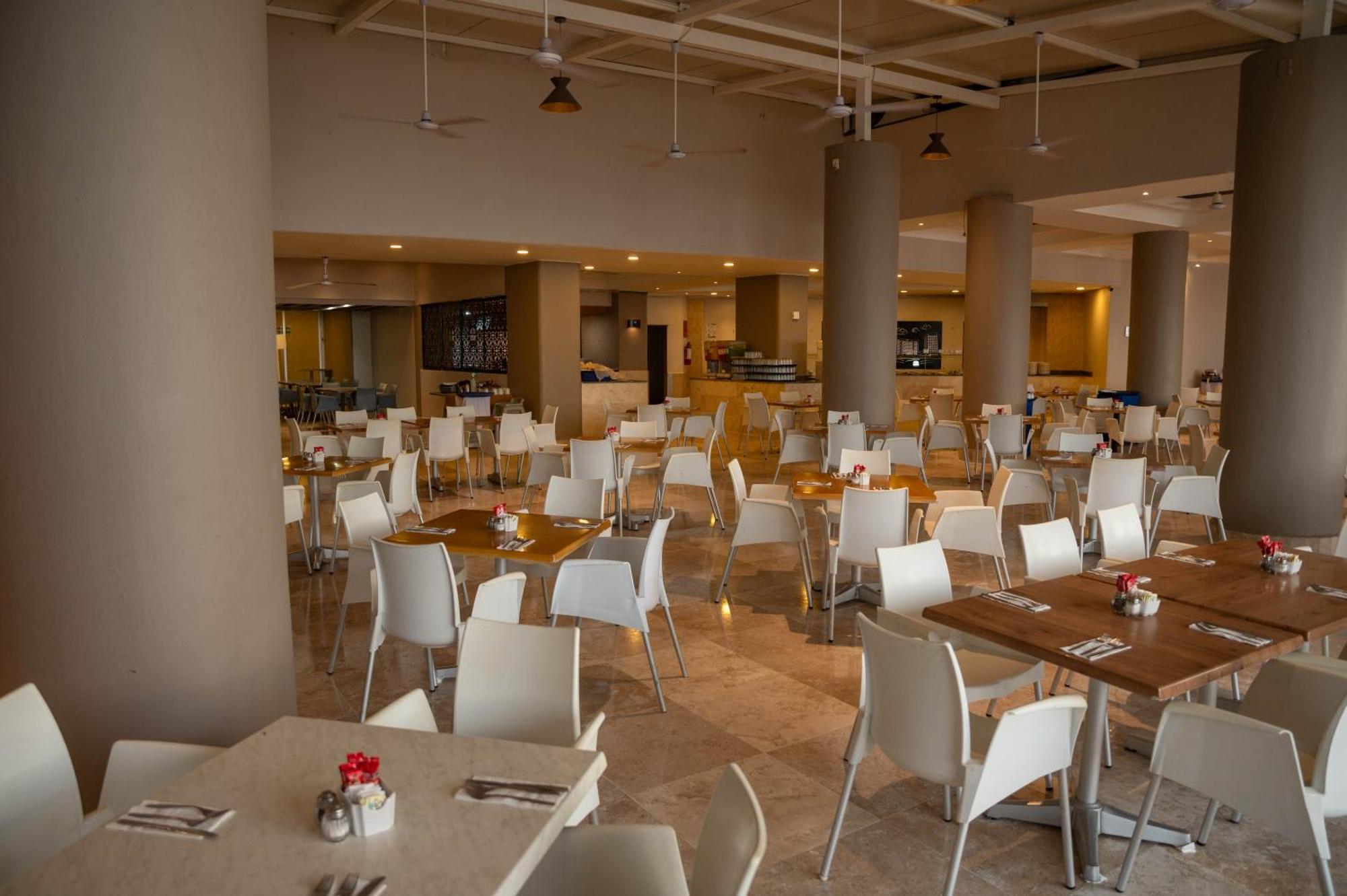 Ritz Acapulco All Inclusive מראה חיצוני תמונה The restaurant at the hotel