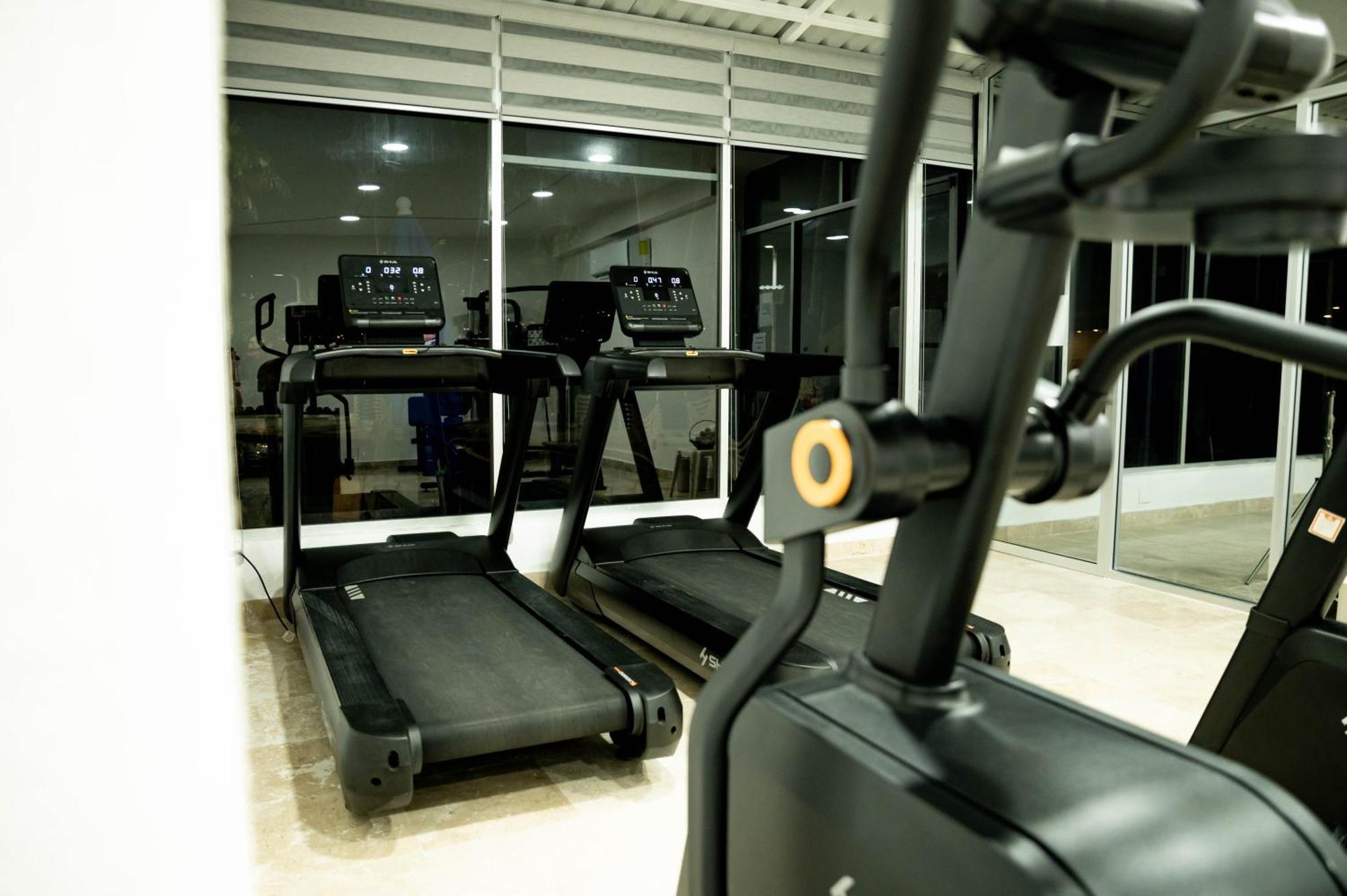 Ritz Acapulco All Inclusive מראה חיצוני תמונה A treadmill