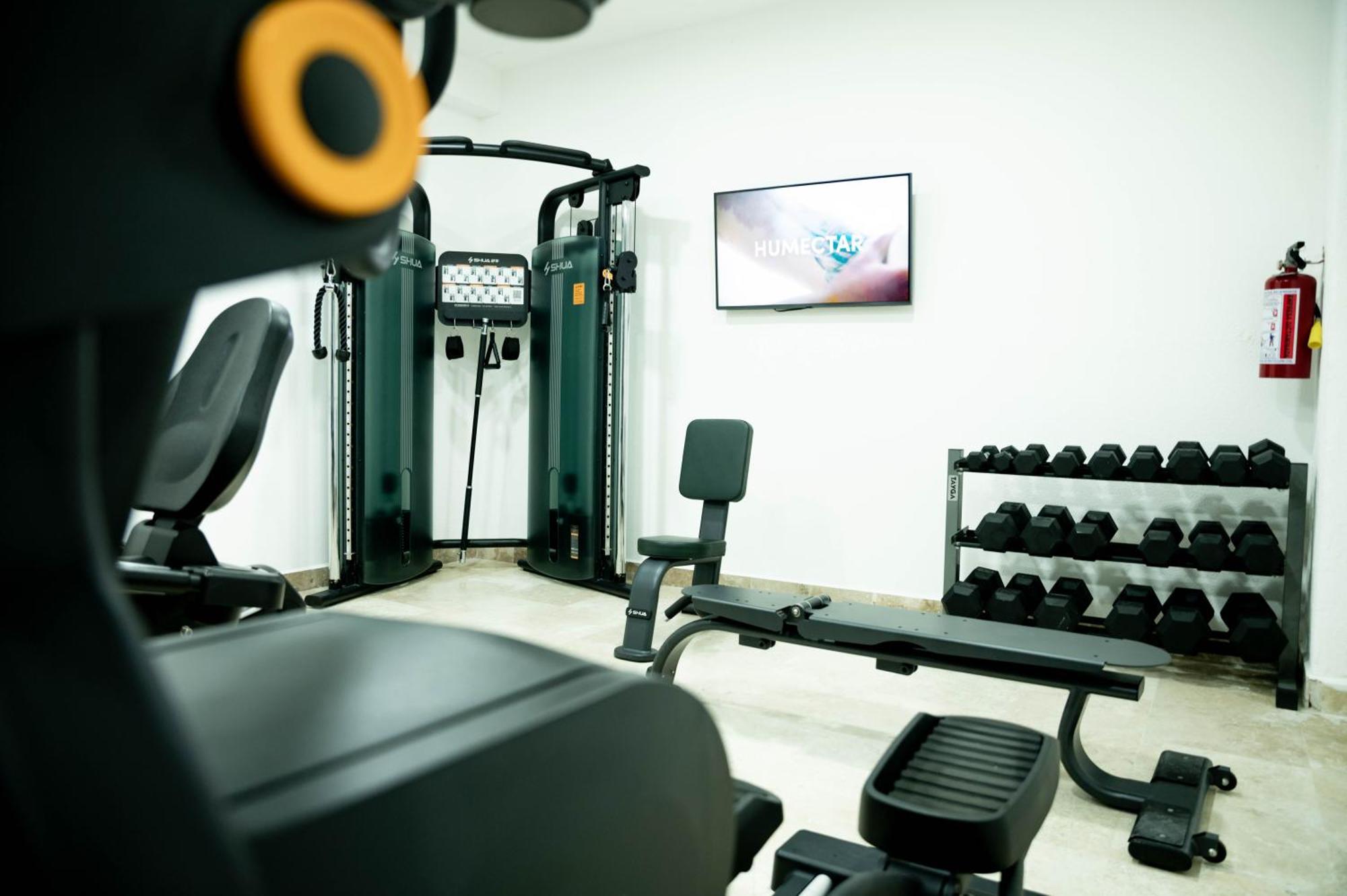 Ritz Acapulco All Inclusive מראה חיצוני תמונה The gym at the hotel